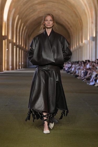 الريف الفرنسي بلمسات معاصرة في مجموعة Jacquemus ربيع 2026